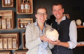 Bernadette und Johannes im Bio Hofladen am Obermaierho, © Obermaierhof Bernadette und Johannes im Bio Hofladen am Obermaierho, © Obermaierhof