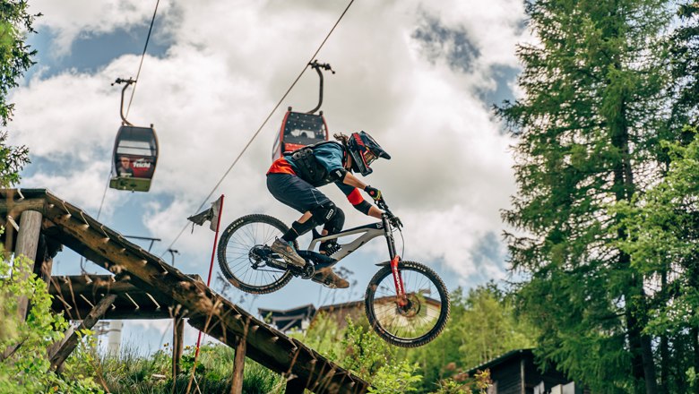 Bikepark Semmering, © Semmering Mountainbiker springt von Rampe im Bikepark Semmering.