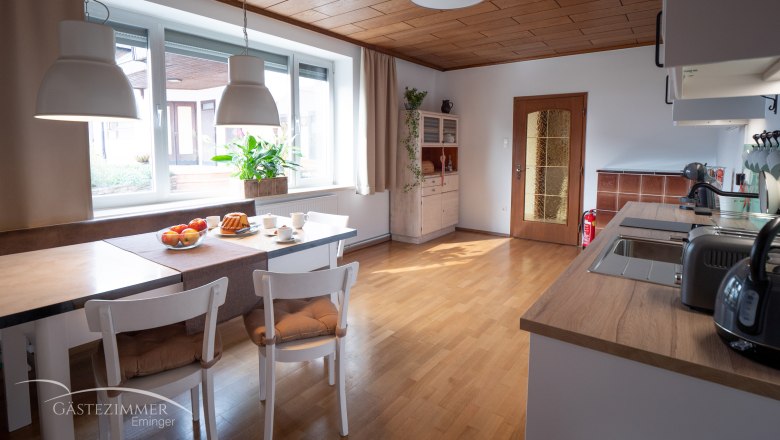 Wohnküche, © Doris Eminger Moderne Wohnküche mit Esstisch, Stühlen und Küchenzeile.