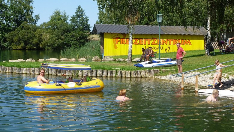 Bergwerksee Langau, © Gemeinde Langau Menschen genießen Freizeitaktivitäten am Bergwerksee Langau.