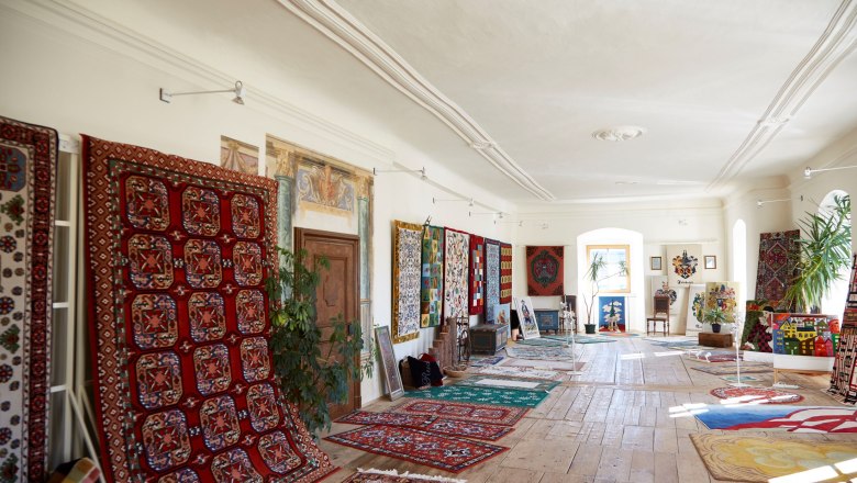 Textilmuseum im Schloss Groß-Siegharts, © Waldviertel Tourismus, lichtstark.com Ein Raum in Schloss Groß Siegharts mit bunten Teppichen an den Wänden und auf dem Boden.
