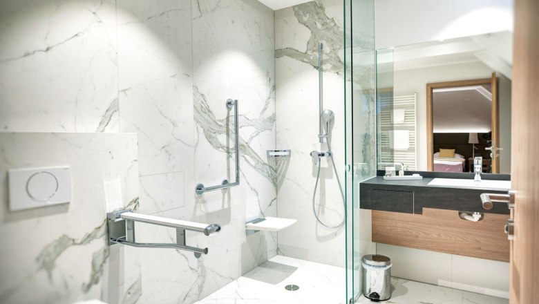 Badezimmer - barrierefrei, © 2023_Hotel Turmhof Badezimmer - barrierefrei, © 2023_Hotel Turmhof