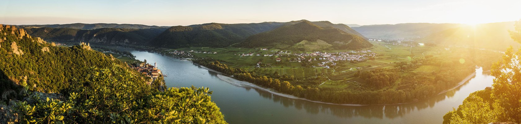 Blick in die Wachau, am linken Donauufer Dürnstein, © Niederösterreich-Werbung/ Michael Liebert