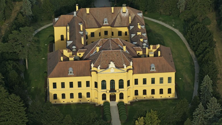 Luftaufnahme von Schloss Eckartsau, umgeben von B&auml;umen und G&auml;rten.