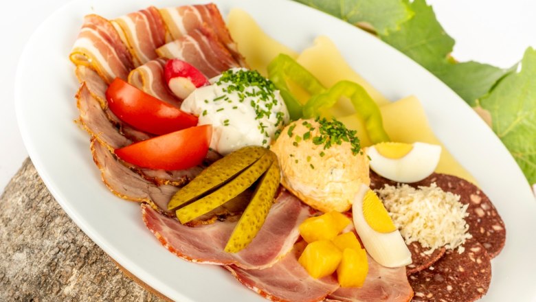 Speisenbeispiel beim Heurigen H&ouml;llm&uuml;ller in Joching, &copy; Familie H&ouml;llm&uuml;ller