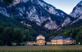 Umgeben von majest&auml;tischen Bergen und &uuml;ppigen W&auml;ldern, bietet dieser Ort eine Oase der Ruhe und Erholung. Die sanften H&uuml;gel und die klare Luft laden zu unvergesslichen Wanderungen und Erlebnissen in der Natur ein.