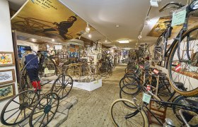 Innenansicht des Fahrradmuseums Retz mit historischen Fahrr&auml;dern und Ausstellungsst&uuml;cken.