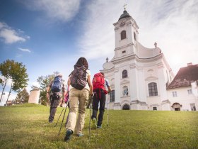 Wanderer besuchen Maria Langegg, &copy; Donau Nieder&ouml;sterreich/Daniela Matejschek
