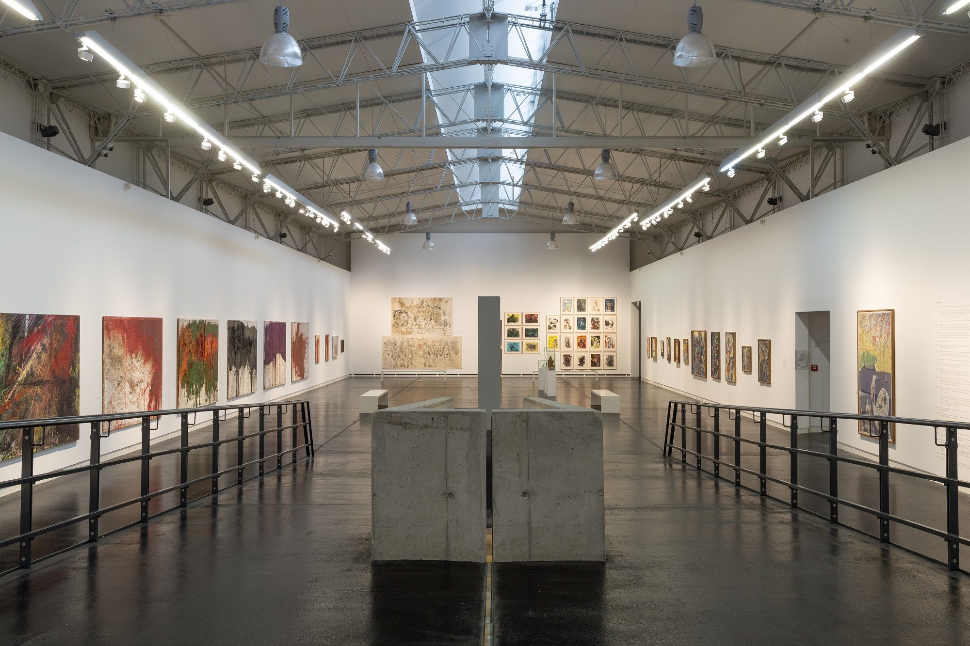 Innenansicht des Nitsch Museums mit Gemälden an den Wänden und moderner Architektur.