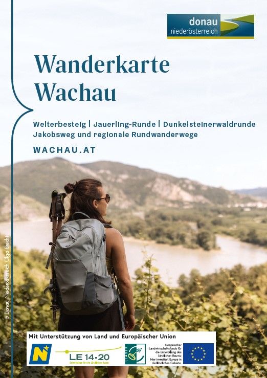 Coverbild: Person, die wandert, blickt von den Weinbergen des Wanderwegs Welterbesteig Wachau auf die Donau. 