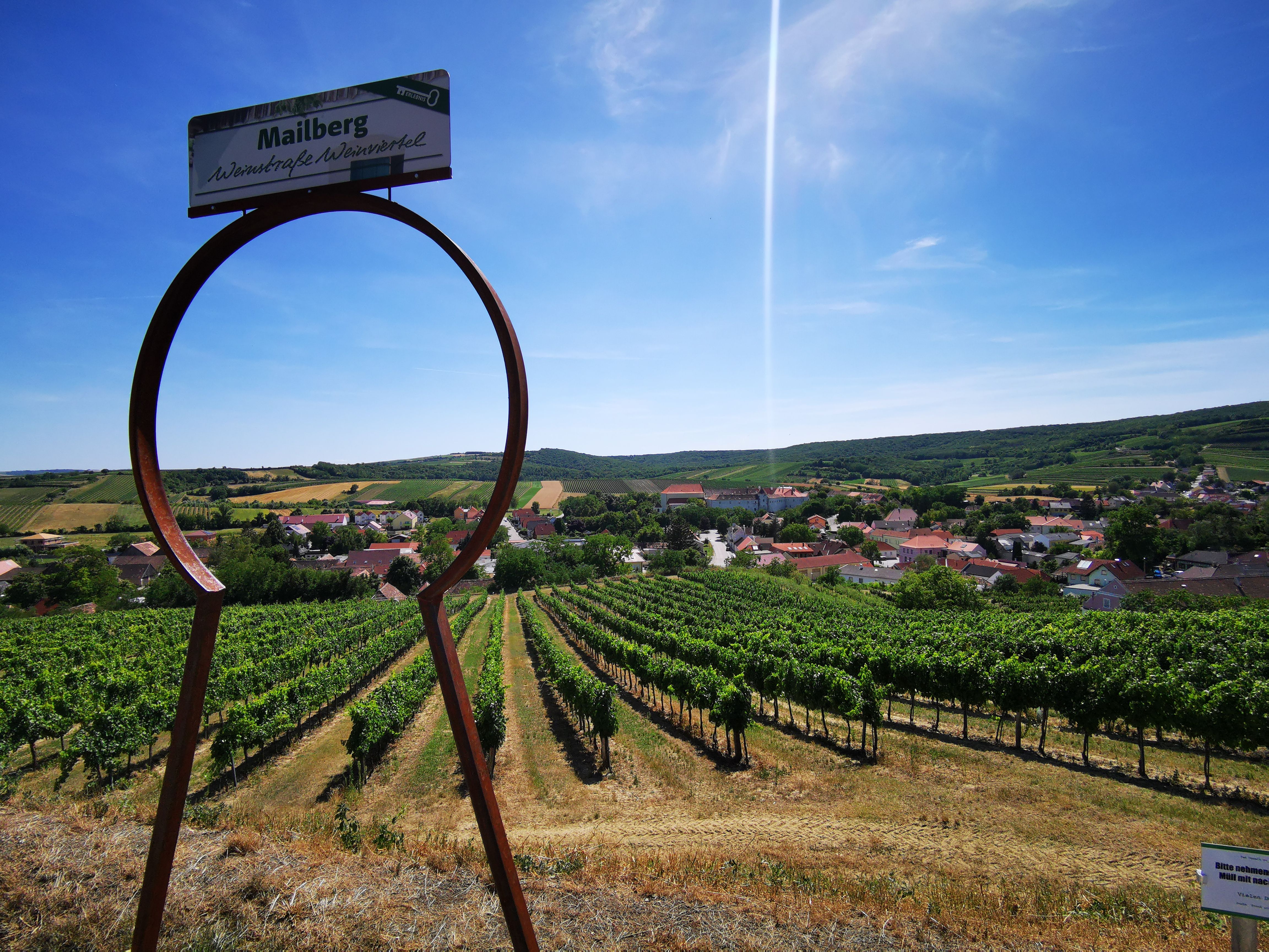 Blick auf Weinberge und Dorf durch ein großes Schlüsselloch-Symbol in Mailberg.