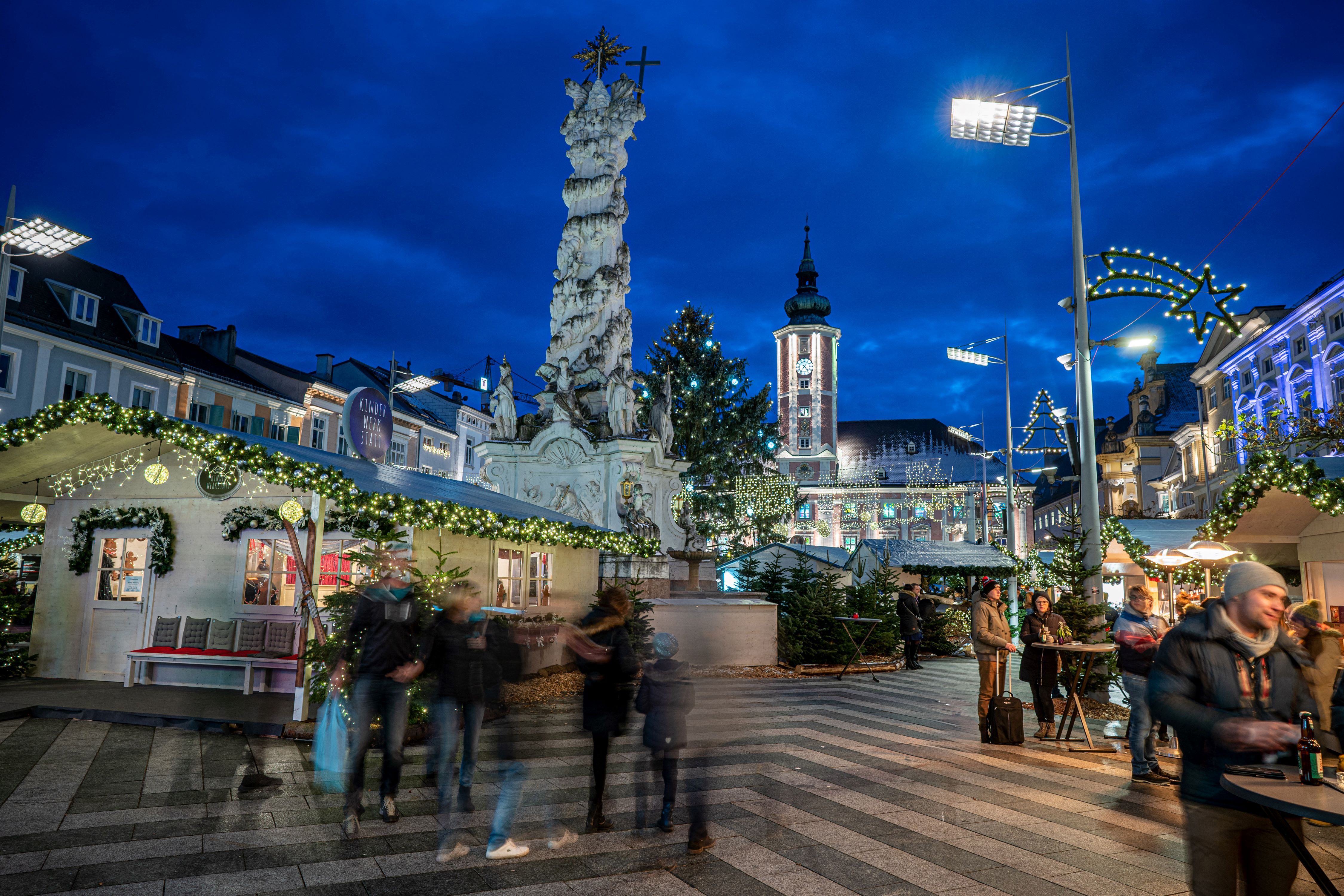 Hauptplatz von St. Pölten mit Weihnachtsmarktständen und weihnachtlicher Beleuchtung