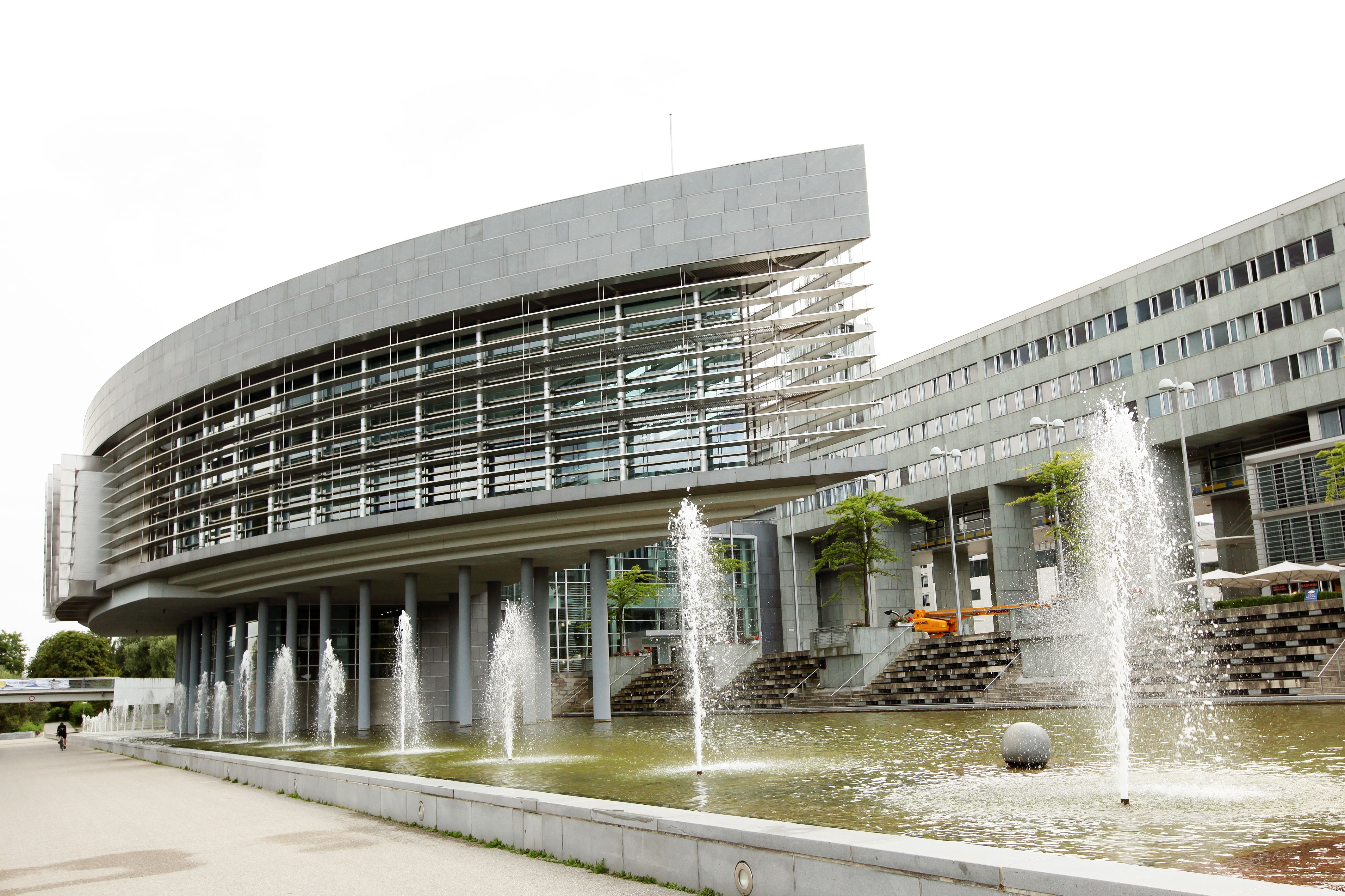 Das Landhaus St. Pölten mit modernen Gebäudestrukturen und einem Brunnen im Vordergrund.