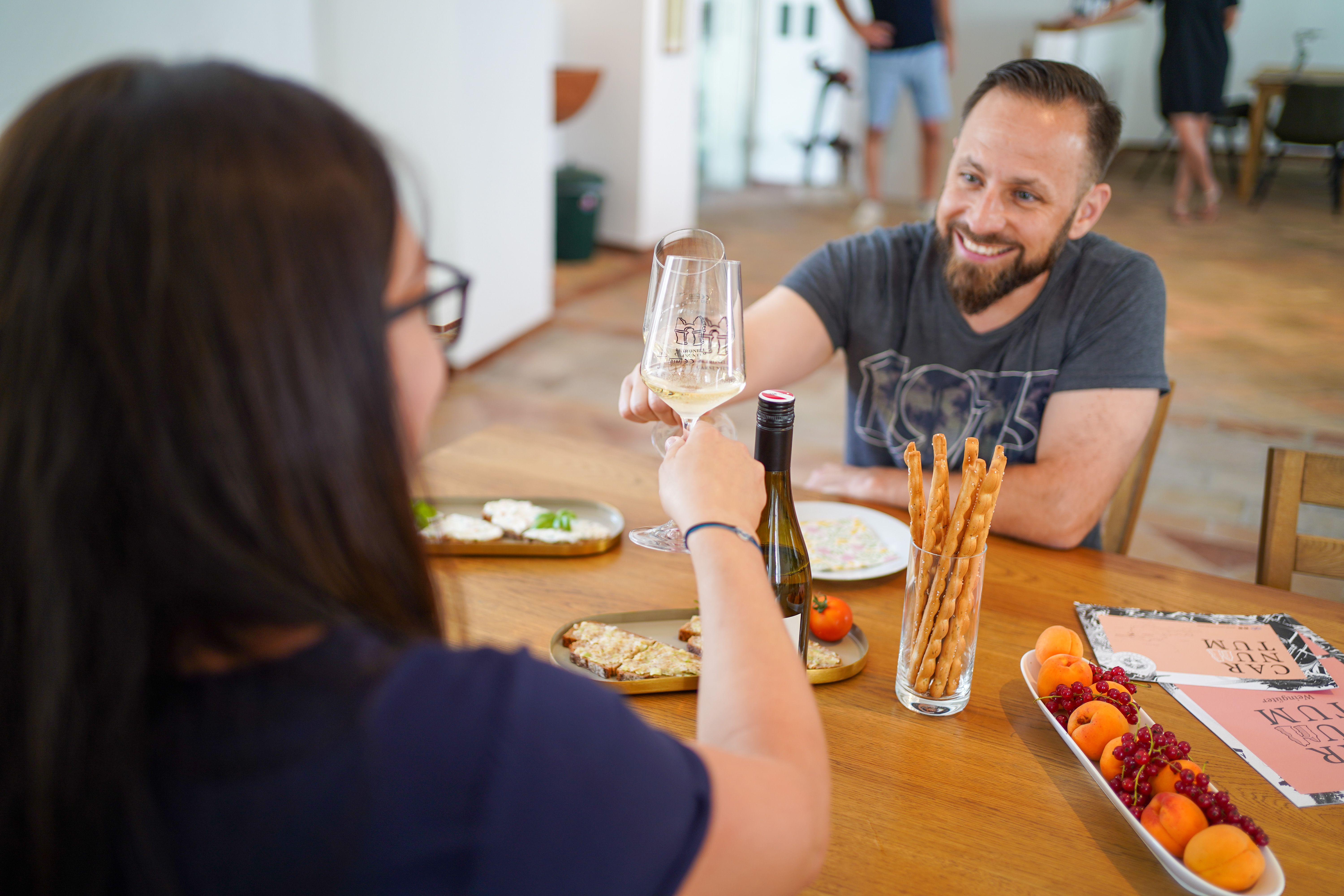 Paar mit Weingläsern 