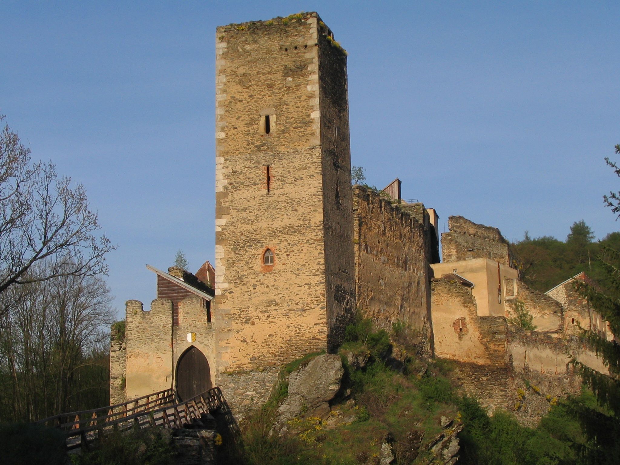 Ruine der Burgruine Kaja mit einem hohen Turm und einer Brücke im Vordergrund.