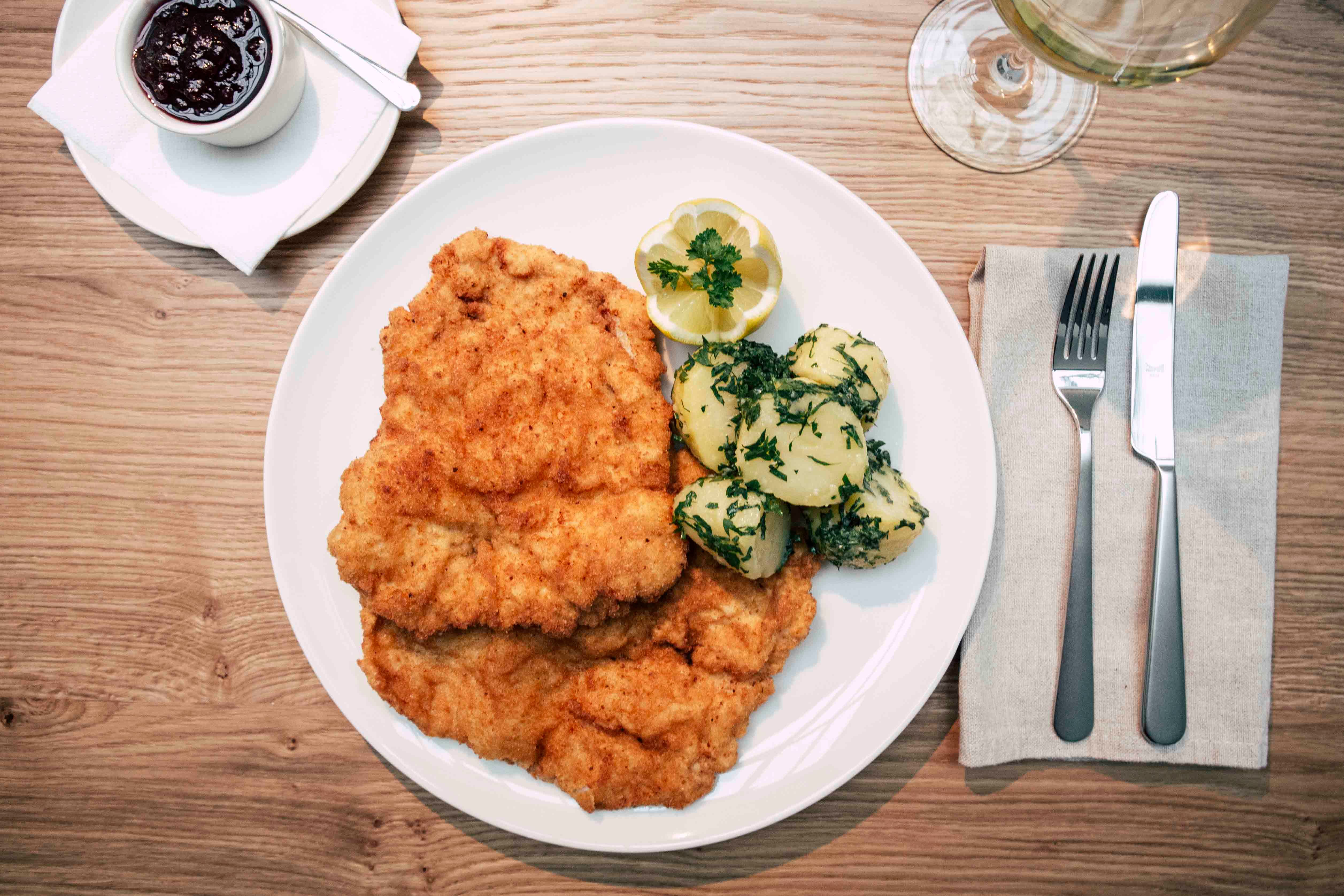 Wiener Schnitzel mit Petersilienkartoffeln und Preiselbeeren.