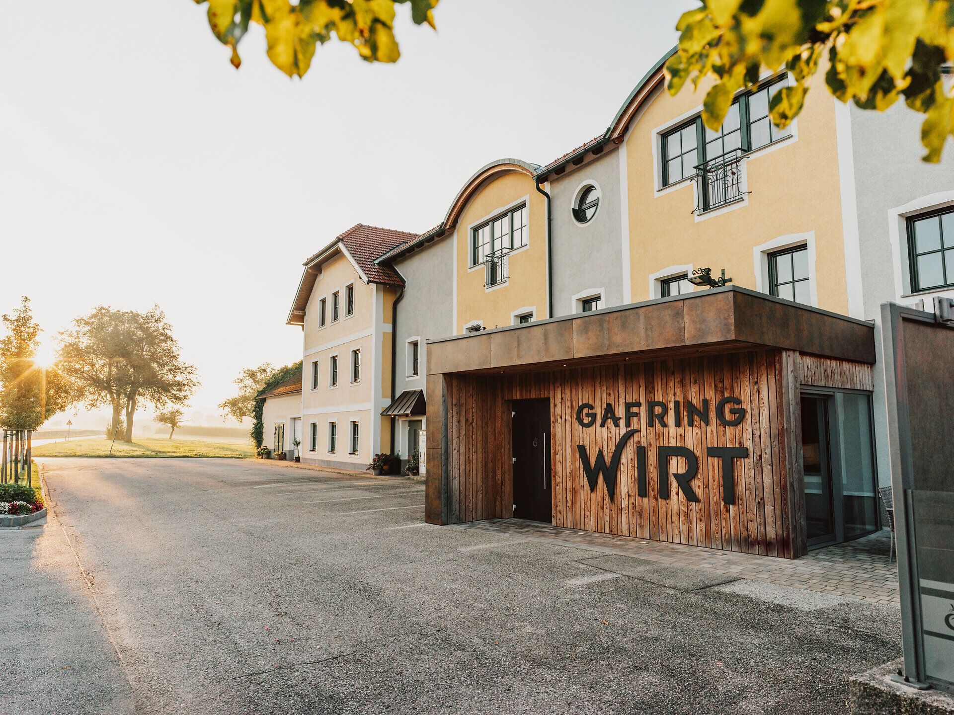 In der sanften Morgenstimmung erstrahlt das Landhotel Gafringwirt in warmen Farben. Die ruhige Umgebung und die einladende Architektur laden dazu ein, die Seele baumeln zu lassen und die Schönheit der Natur zu genießen.