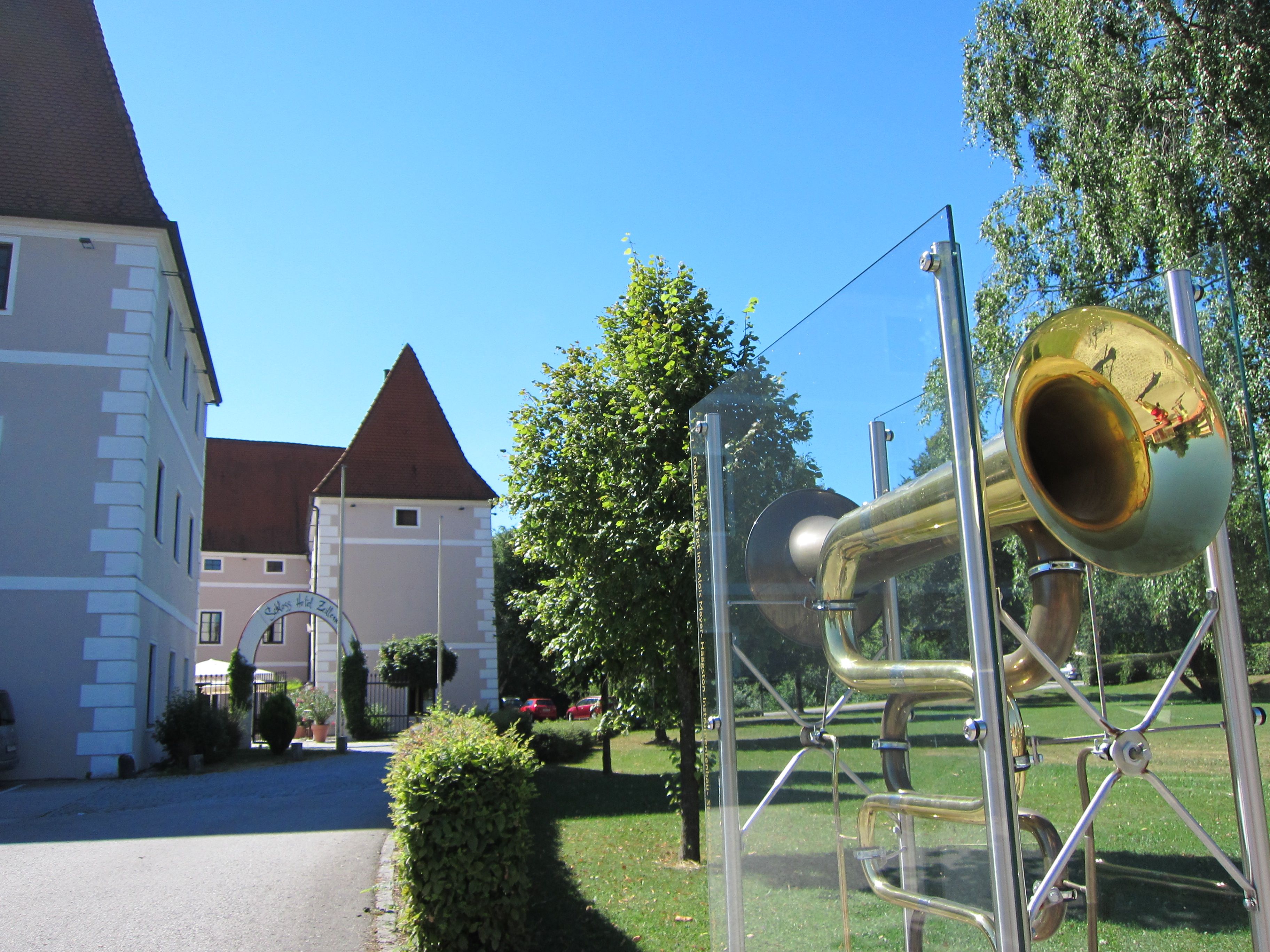 Schloss Zeillern mit einer großen Trompete im Vordergrund.