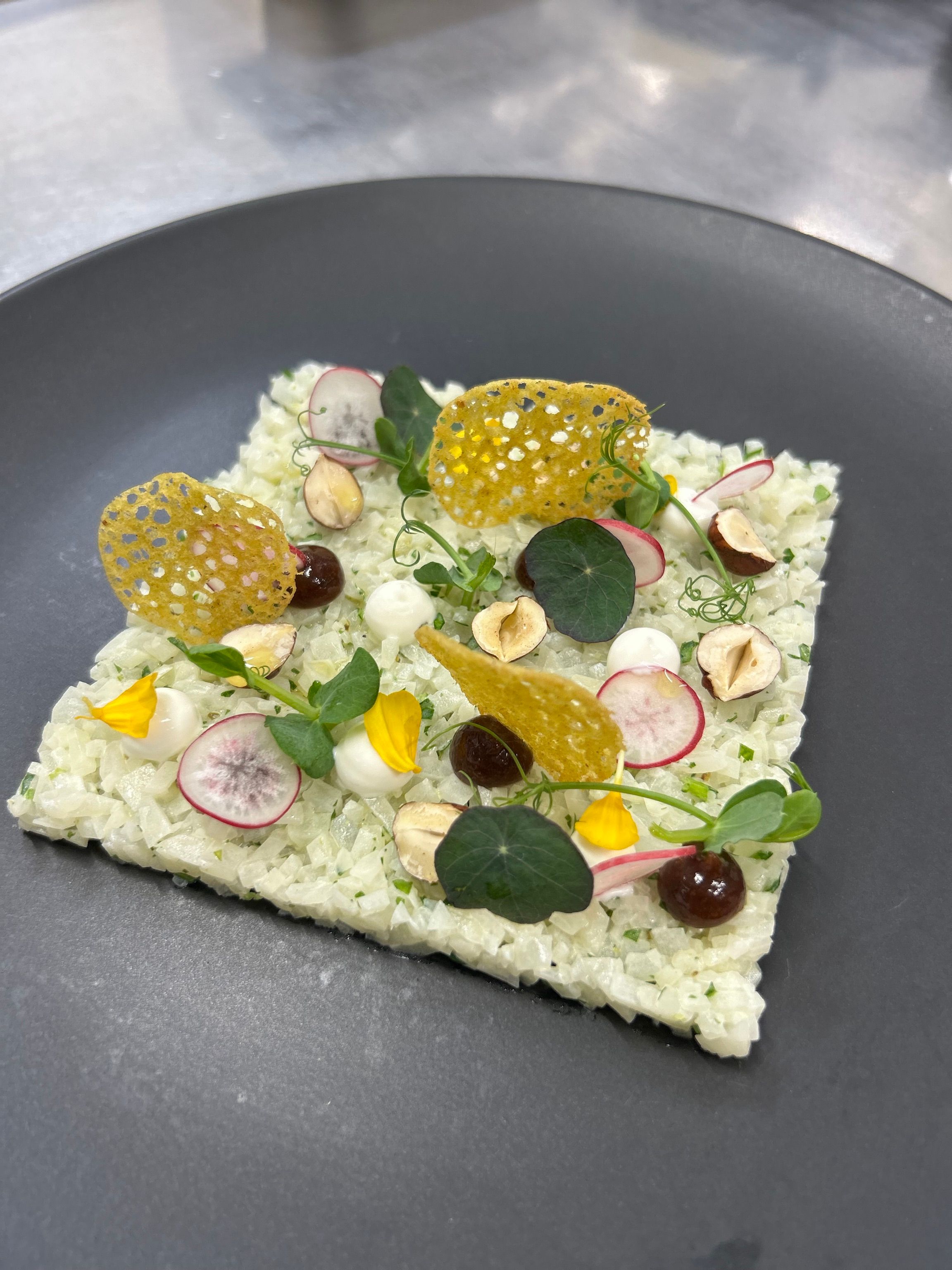 Kohlrabi & Haselnuss in Salz gebacken, Kohlrabi Tatar, Raz el Hanout Tuile, Powidl