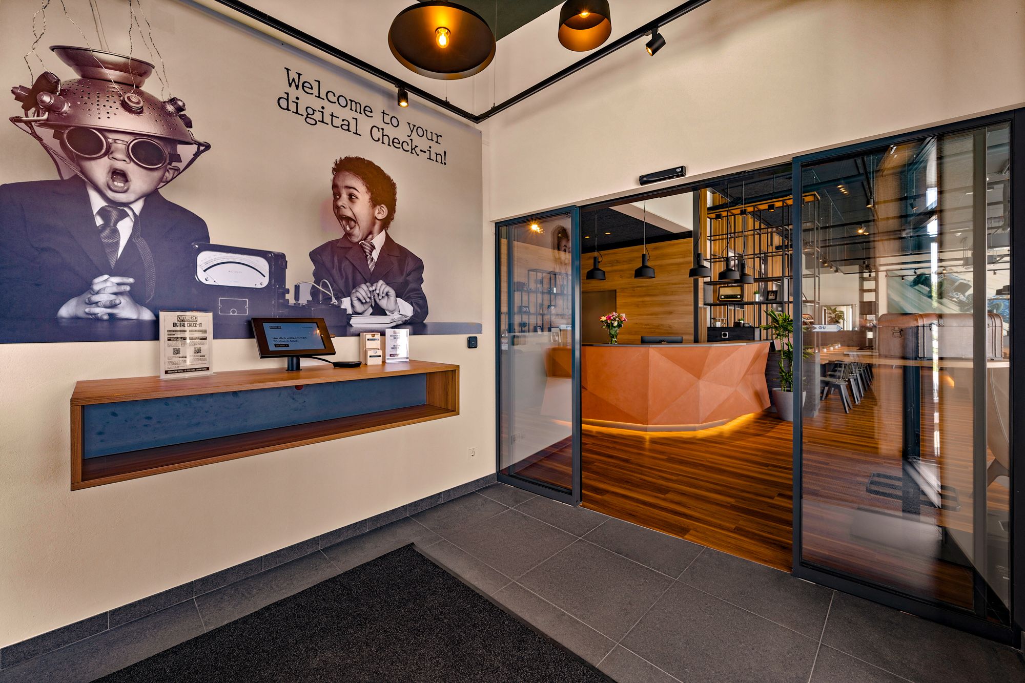 Eingangsbereich eines modernen Motels mit digitalem Check-in und stilvollem Empfangsbereich.