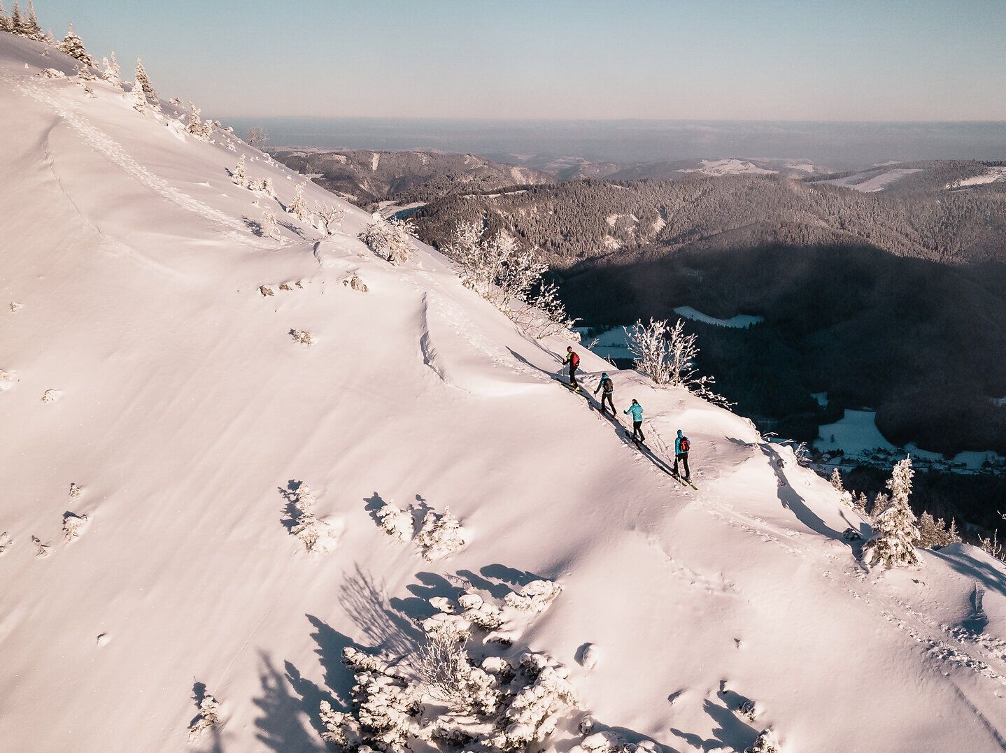 Kleine Skitouren am Kleinen Ötscher im Mostviertel bieten genussvolle Aufstiege und ruhige Abfahrten inmitten der winterlichen Ybbstaler Alpen. Die sanften Routen rund um den Kleiner Ötscher sind ideal für Einsteiger:innen und Genießer:innen, die abseits des Trubels Natur, Bewegung und alpine Stille erleben möchten.
