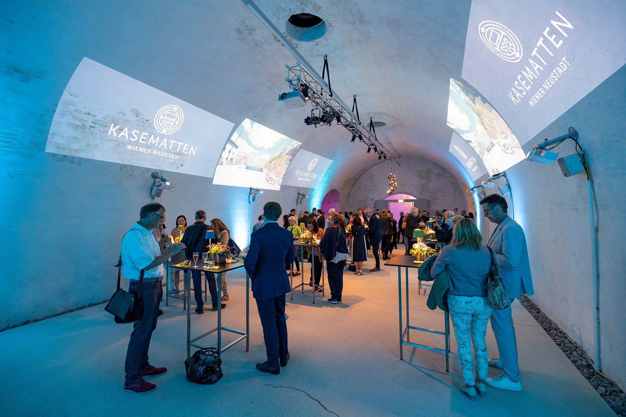 Menschen bei einer Veranstaltung in den Kasematten Wiener Neustadt.