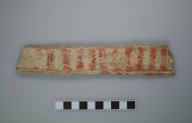 Mit roten Streifen bemalte Lamelle aus Mammutelfenbein, Krems Wachtberg, © ÖAI, ÖAW