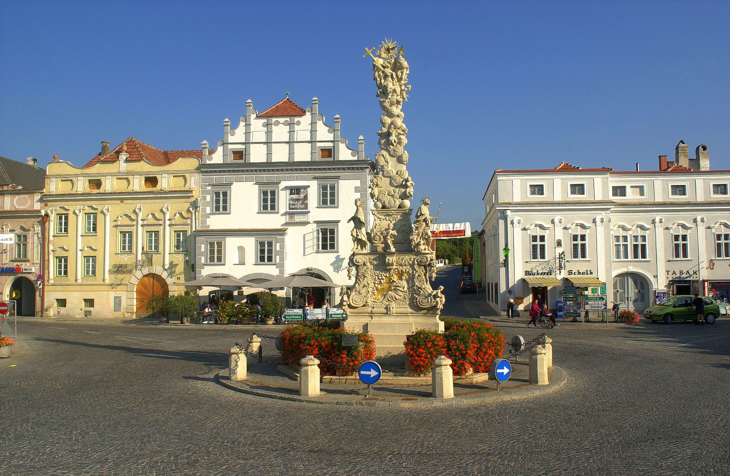 Historischer Platz in Langenlois mit barocker Säule und umliegenden Gebäuden.