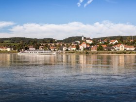 Emmersdorf mit Donau, © Lachlan Blair