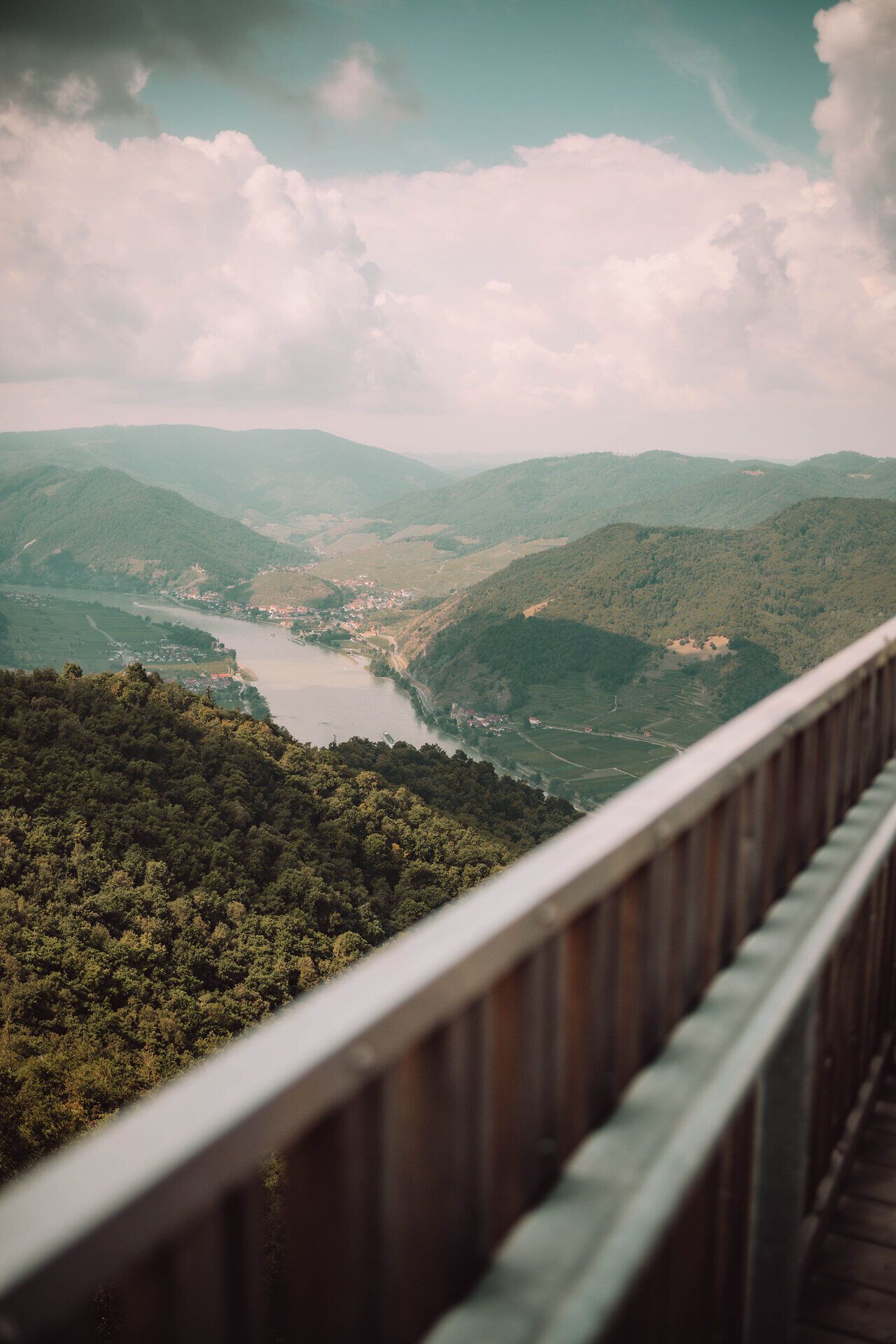 Die Aussicht von der Plattform ist atemberaubend, während die Donau sanft durch die grüne Landschaft fließt. Umgeben von sanften Hügeln und üppigen Wäldern, lädt dieser Ort dazu ein, die Schönheit der Natur in vollen Zügen zu genießen.