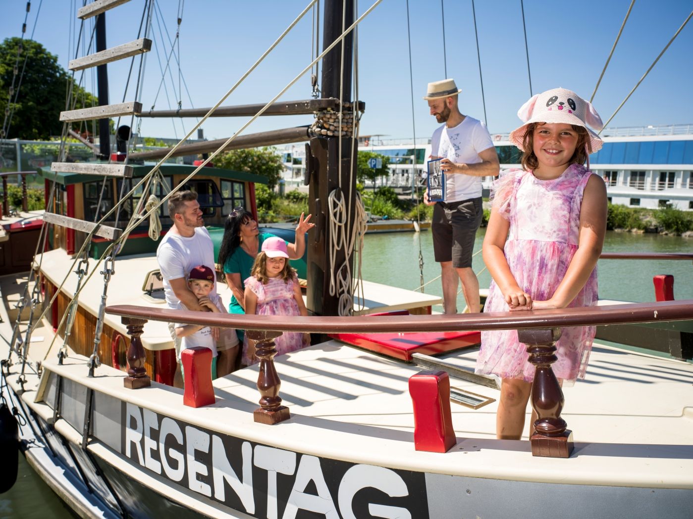 Familie am Deck des Hundertwasser-Schiffs "Regentag"