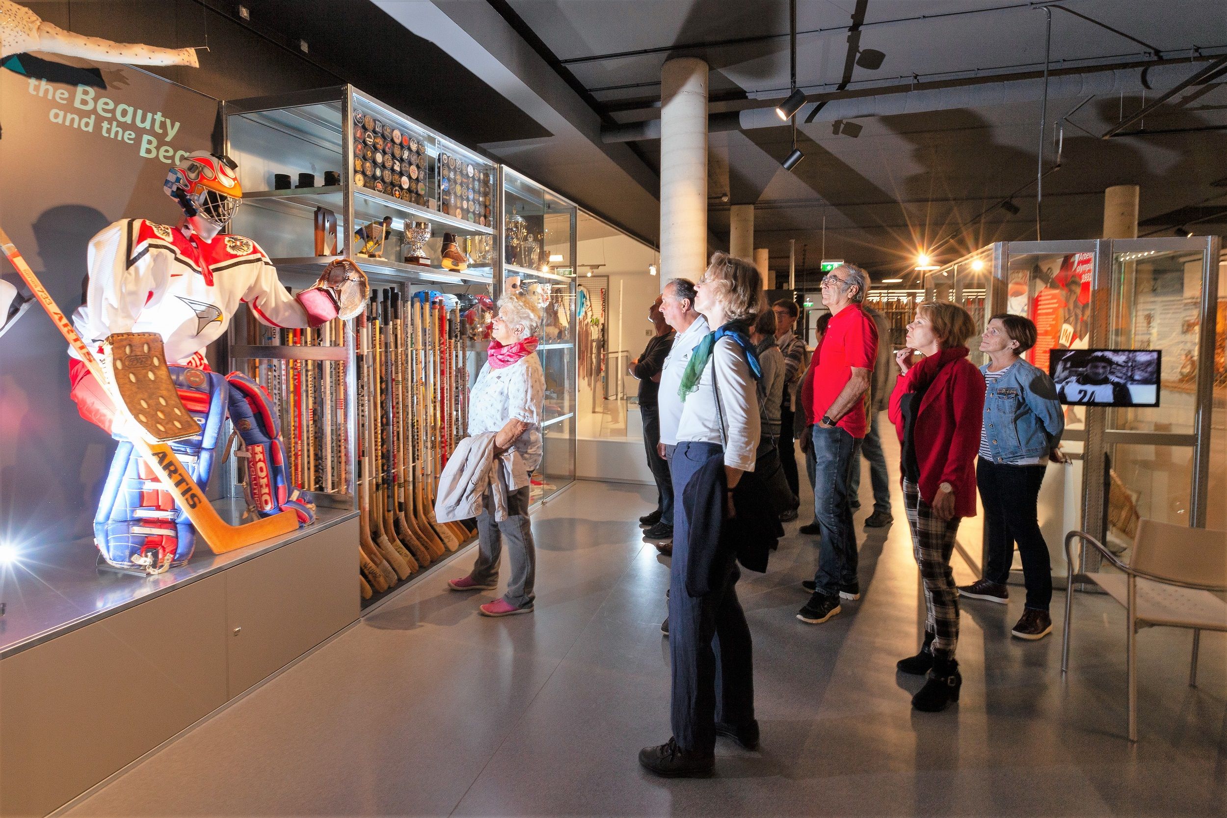Besucher betrachten eine Eishockey-Ausstellung im Wintersport Museum.