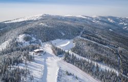 Die schneebedeckten Hänge laden zu unvergesslichen Abenteuern im Winter ein. Umgeben von majestätischen Tannen und der klaren Bergluft, bietet dieser Ort eine perfekte Kulisse für Skifahrer und Naturliebhaber. Hier wird der Winter zum Erlebnis für die ganze Familie.