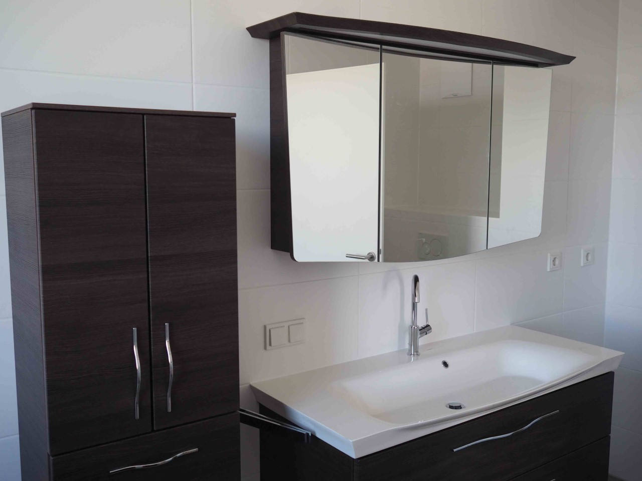 Ein modernes Badezimmer mit Waschbecken 