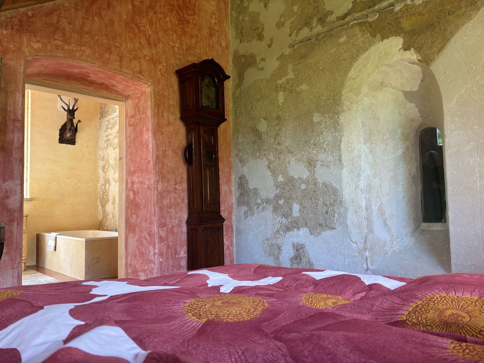 Romanisches Fenster im Schlafzimmer