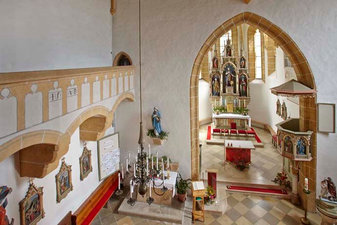 Innenansicht der Wehrkirche Edlitz mit Altar und Kanzel.