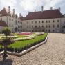 Schloss Thalheim mit gepflegtem Garten und Kiesweg.
