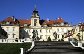 Schloss Valtice mit Treppe und Statuen im Vordergrund.
