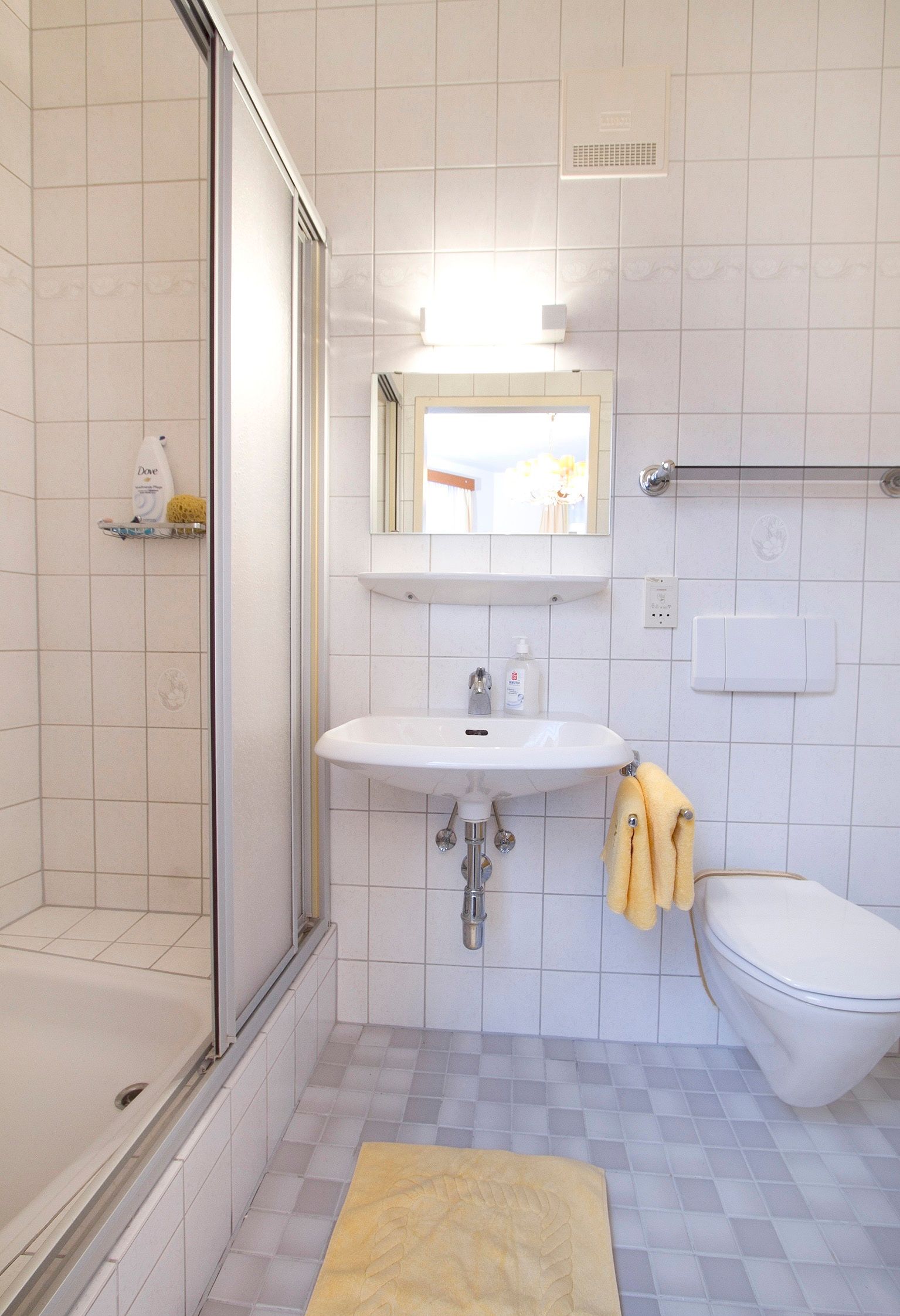 Modernes Badezimmer mit Dusche, Waschbecken und Toilette.