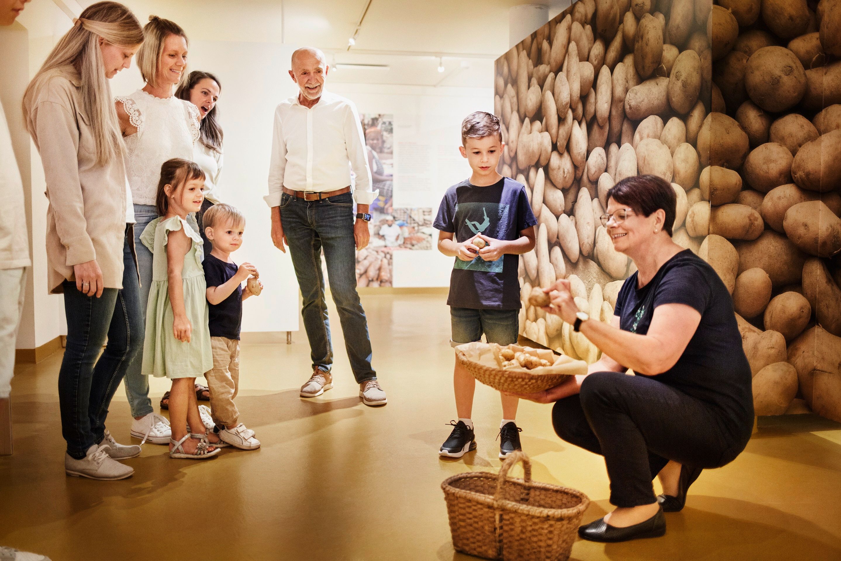Gruppe von Menschen in einem Museum mit Kartoffelthema.