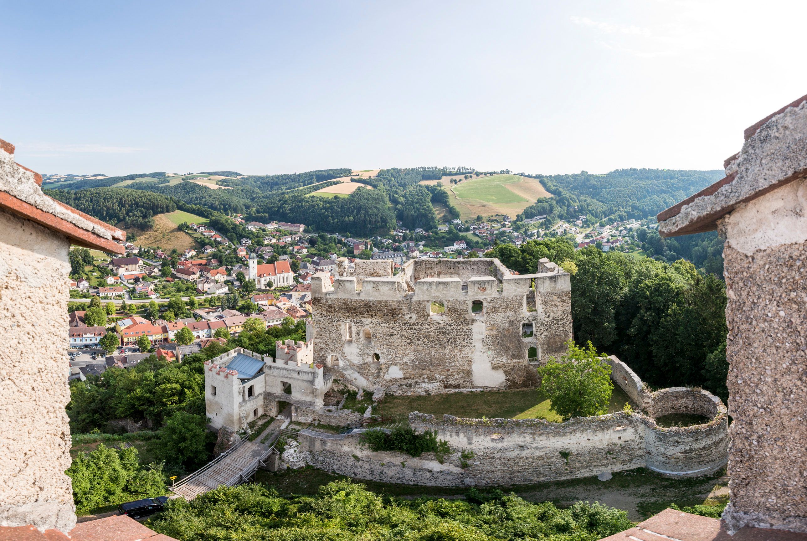 Panoramablick auf die Burgruine Kirchschlag und die umliegende Landschaft.
