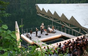 Konzert auf der Seebühne Lunz am See mit Publikum und Musikern.