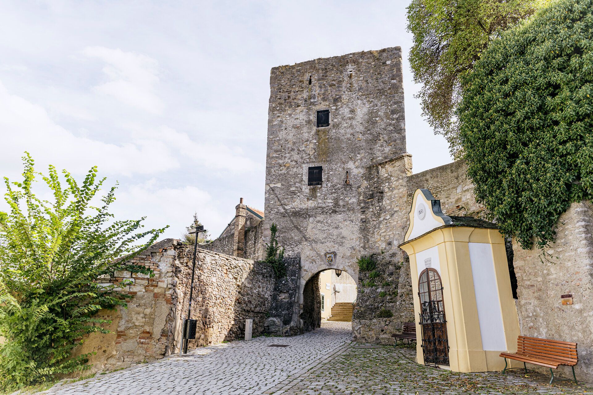 Fischertor und Stadtmauer in Hainburg an der Donau.