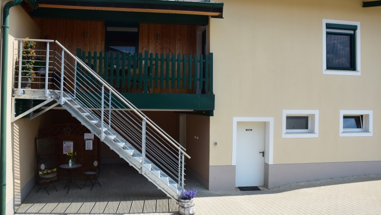 Außenansicht eines Gebäudes mit Treppe und Balkon.