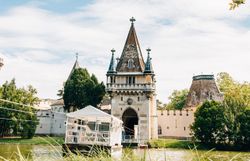 Der Schlosspark Laxenburg verzaubert mit seiner malerischen Kulisse, in der sich die majestätischen Türme des Schlosses harmonisch in die Natur einfügen. Umgeben von üppigem Grün und glitzerndem Wasser lädt dieser Ort zum Verweilen und Träumen ein.