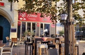 Eingang Trattoria Nonno mit Gastgarten am Hauptplatz