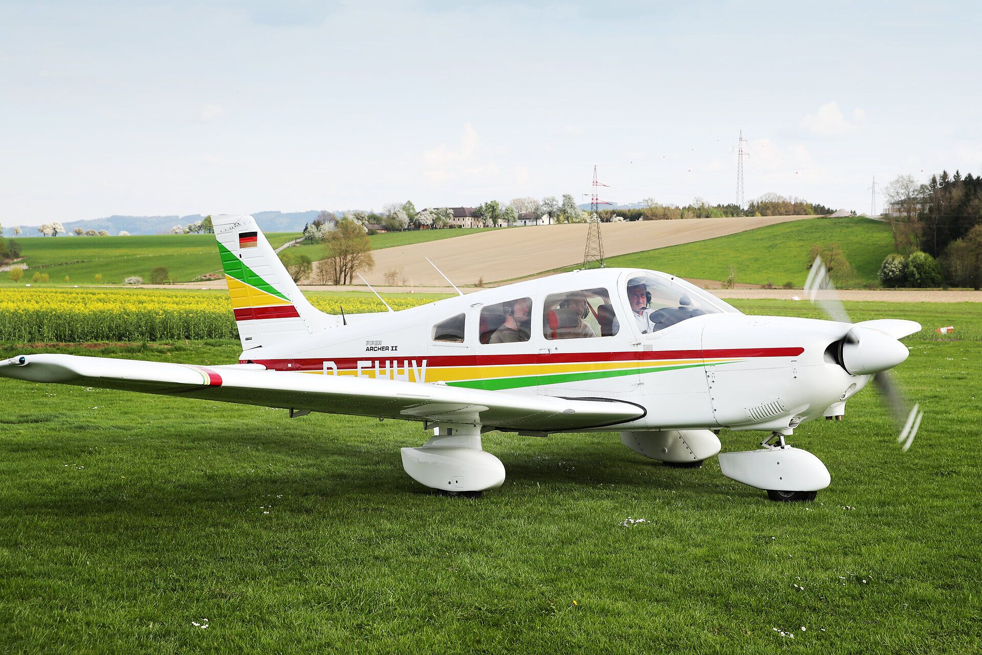 Nahaufnahmen einer Piper am Flugplatz Seitenstetten.