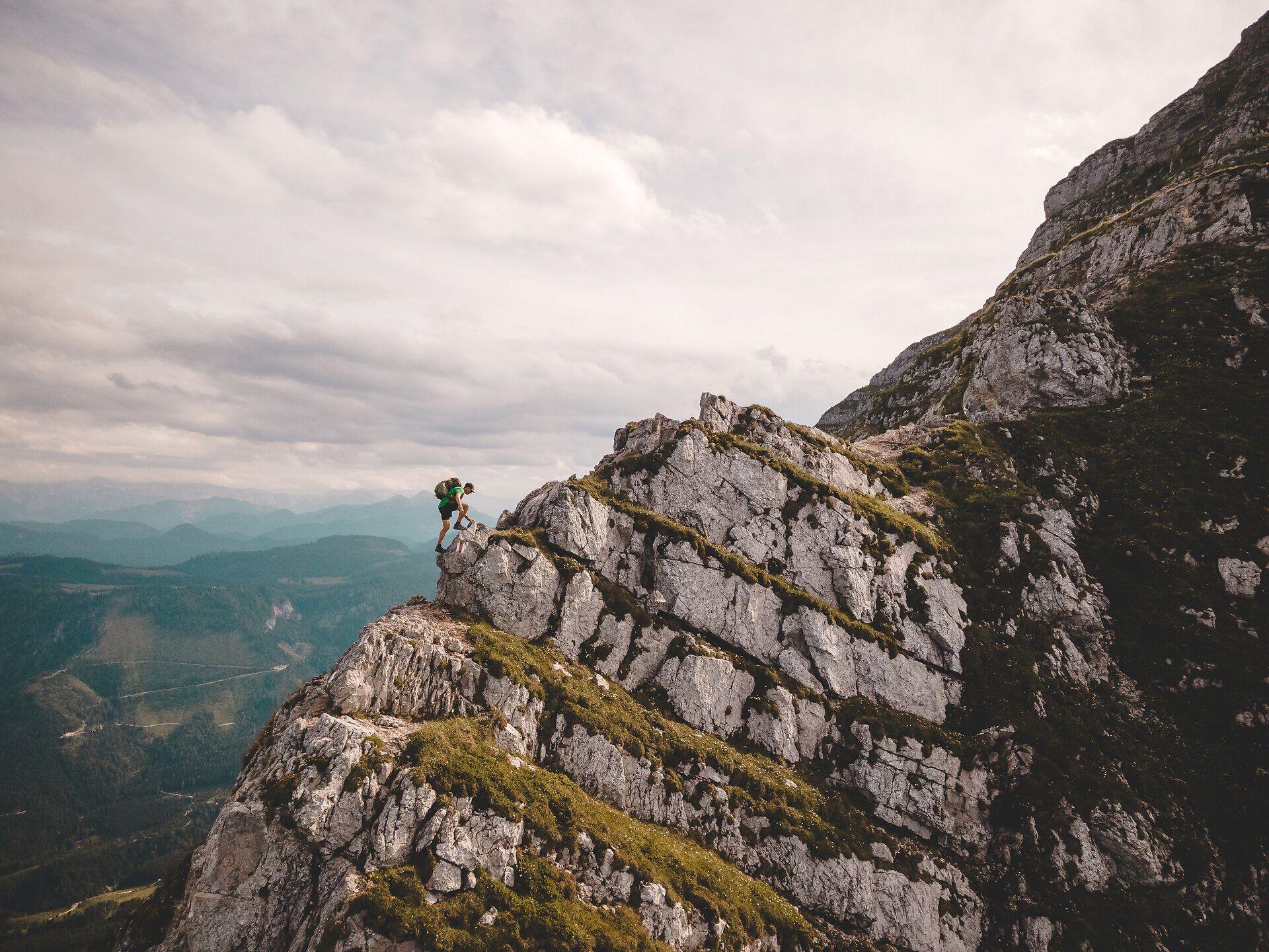 Ein abenteuerlicher Trail führt durch die majestätischen Felsen, wo die frische Bergluft und das Rauschen der Natur die Sinne beleben. Die atemberaubende Aussicht auf die umliegenden Täler und Gipfel lädt dazu ein, die Schönheit des Bergsommers in vollen Zügen zu genießen.