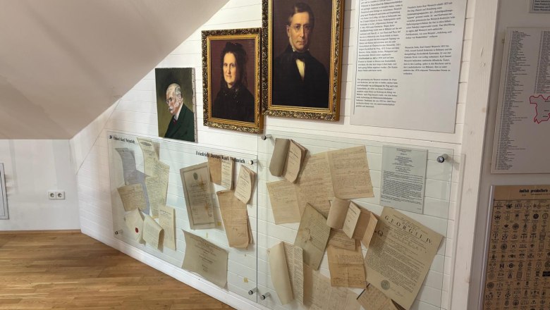 Ausstellung im Zuckermuseum mit Porträts und historischen Dokumenten an der Wand.