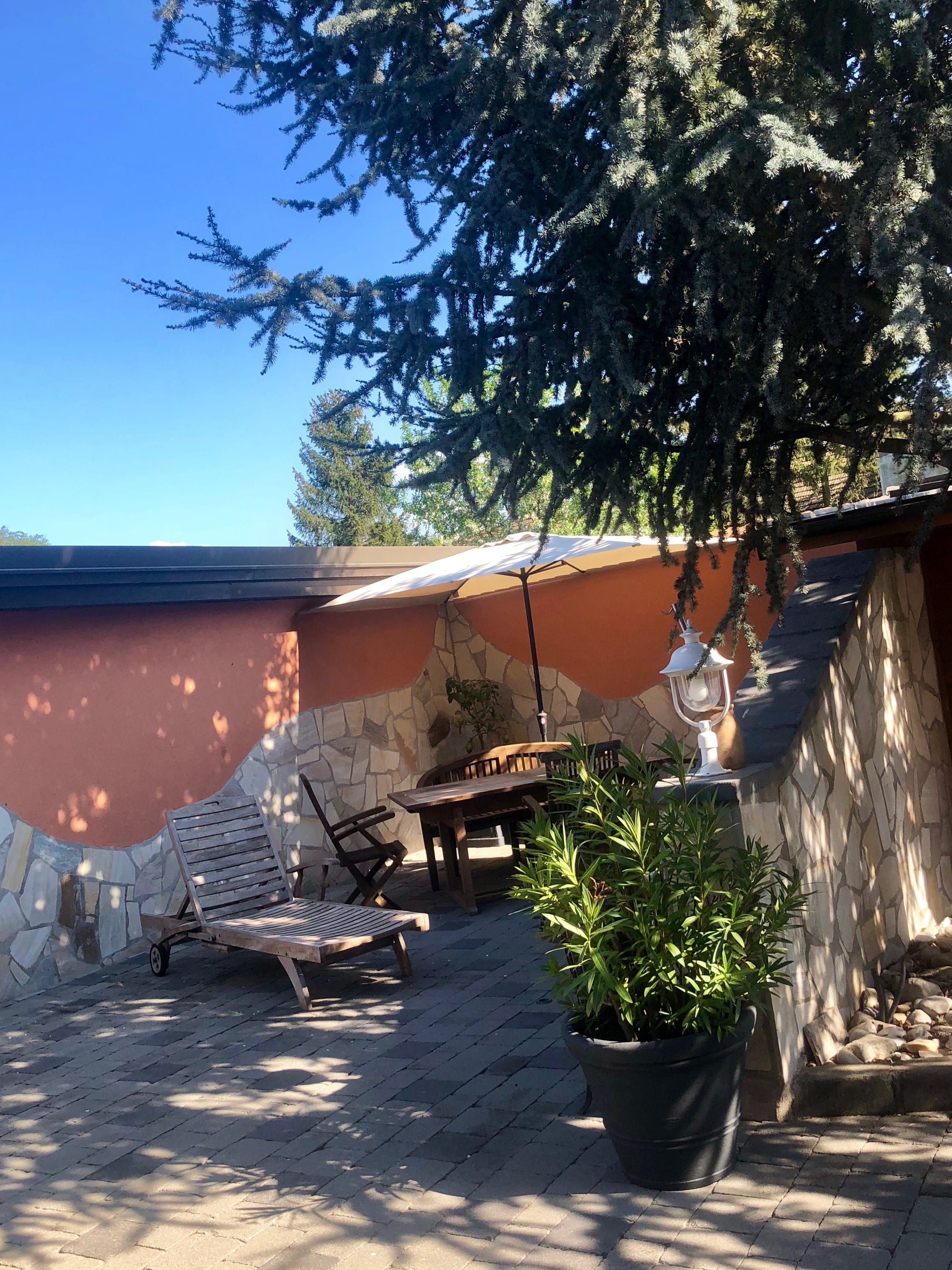 Ruhiger Innenhof mit Pflanzen und Sitzmöglichkeiten.